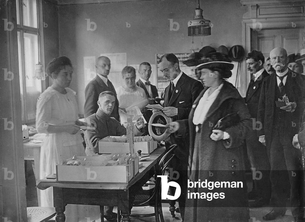 Immagine di Fotografia "Distribuzione del buono pasto durante il referendum in Prussia Occidentale" 1920, b/w