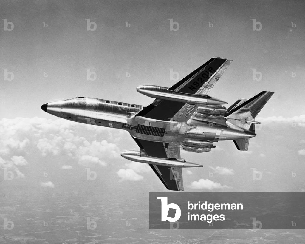 Immagine di Fotografia "Inquadratura dal basso di un aereo in volo", b/w