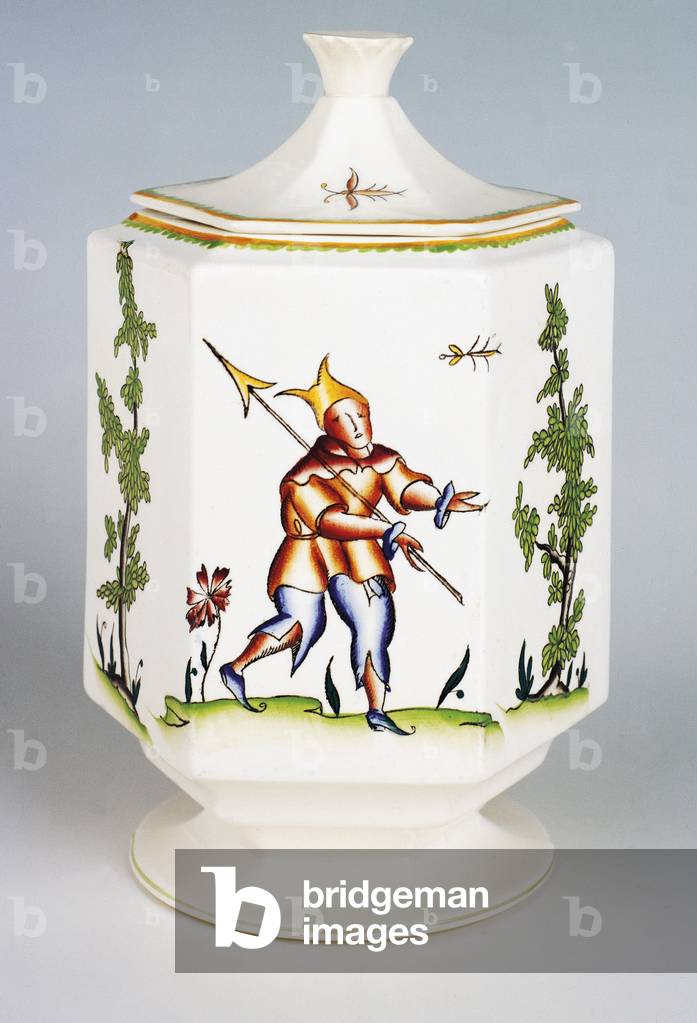 Scatola esagonale con lancia a forma di figura umana (terracotta)