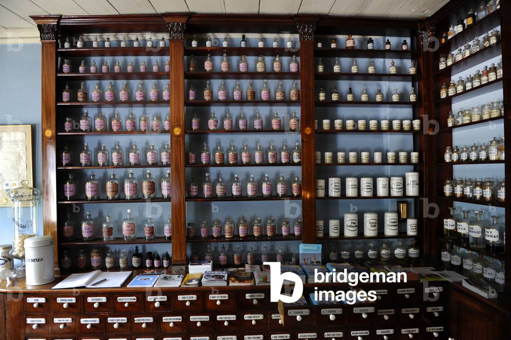 "Finlandia. Turku. Museo della Farmacia e la casa Qwensel. Collezione di utensili da farmacia in mostra."