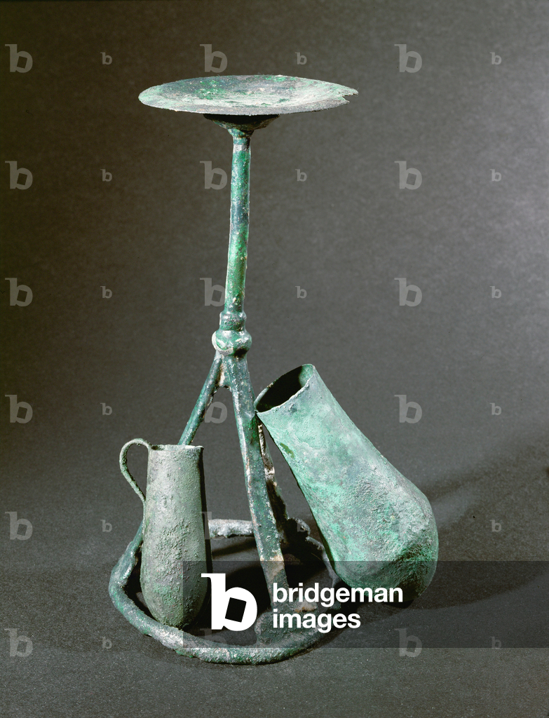 Bild von Artefakt "Dreibein und Gefäße (Bronze)" -900 von Erich Lessing