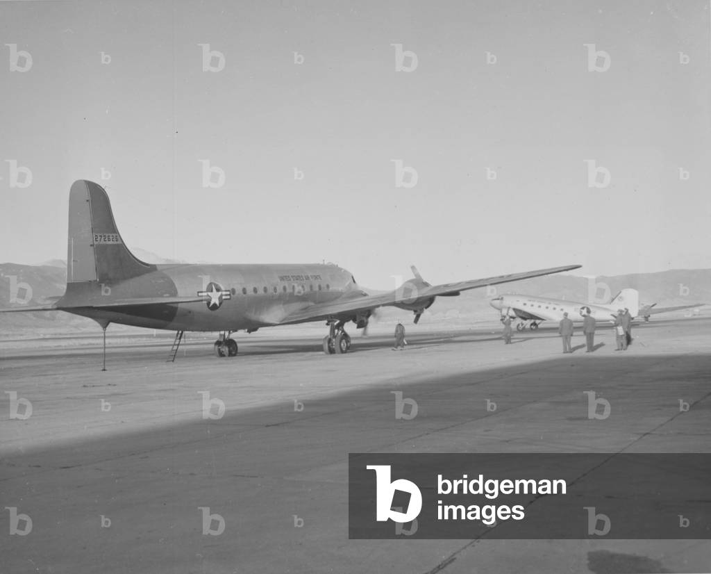 Immagine di Fotografia "Un C-54 dell'Aeronautica Militare degli Stati Uniti sulla pista della base aerea di Pe