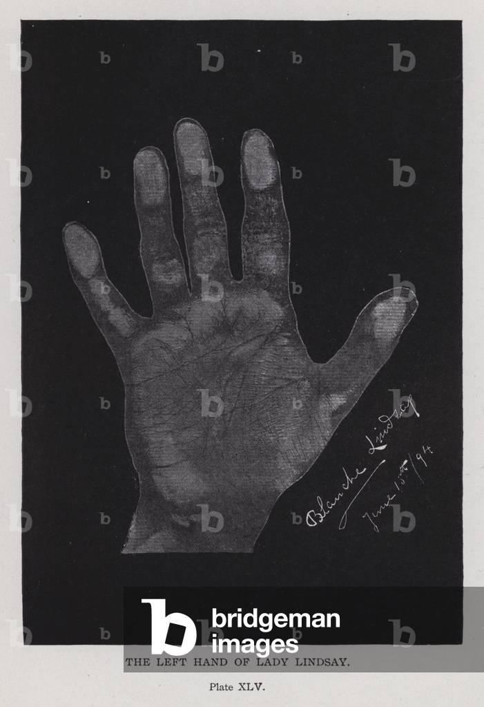 Immagine di Fotografia "La mano sinistra di Lady Lindsay (foto b/n)" di English Photographer