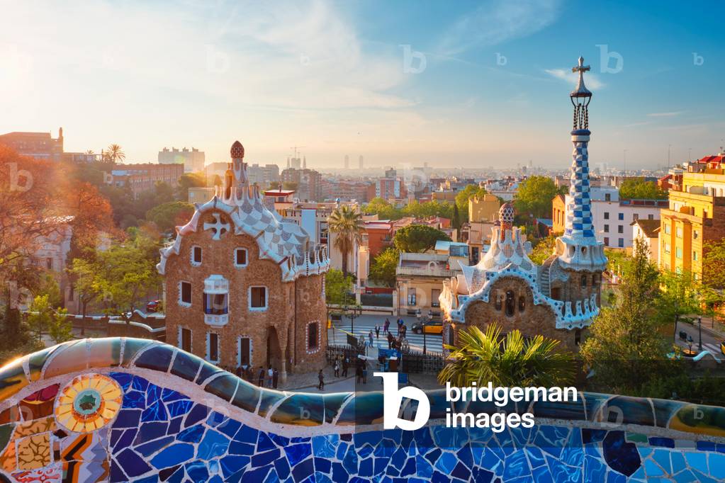 Vista della città di Barcellona dal Parco Guell con colorati edifici a mosaico nell'attrazione turistica Park 