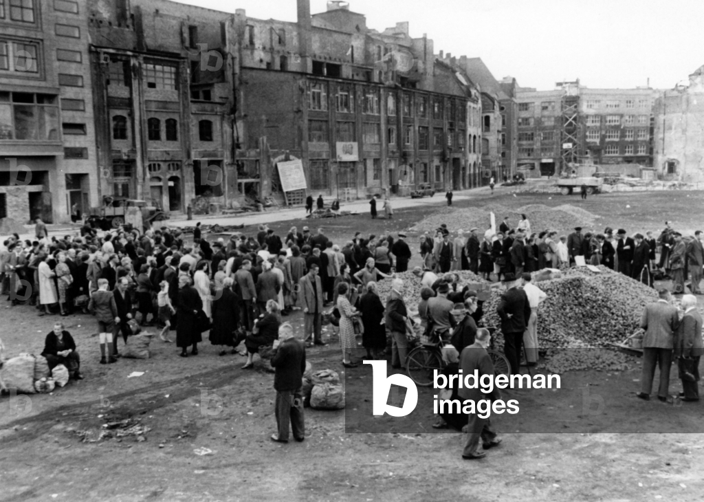 Periodo del dopoguerra, distribuzione di cibo c.1949 (foto)
