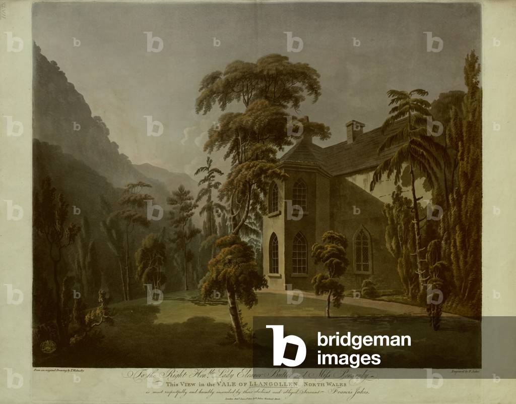 "Una casa sul lato destro; erba e alberi in primo piano; montagne in lontananza"