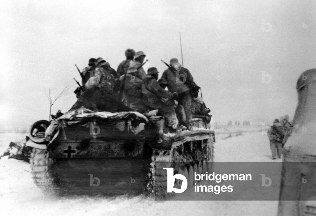 Image of German assault guns and infantry on the retreat, 1943 (b/w