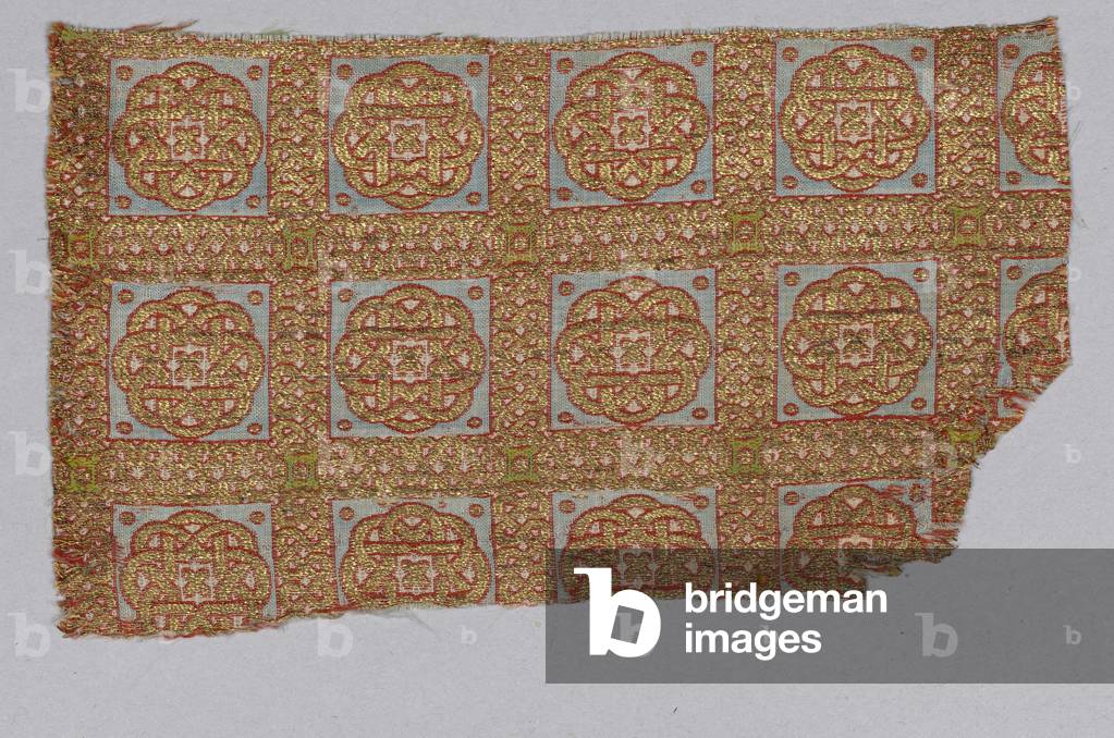 Frammento tessile della Dalmatica di San Valerius (substrato di seta, animale dorato attorno ad un nucleo di s