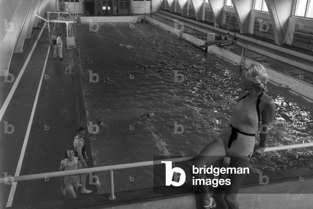 Immagine di Fotografia "Nuotatori nella piscina Hallenbad Heslach", b/w