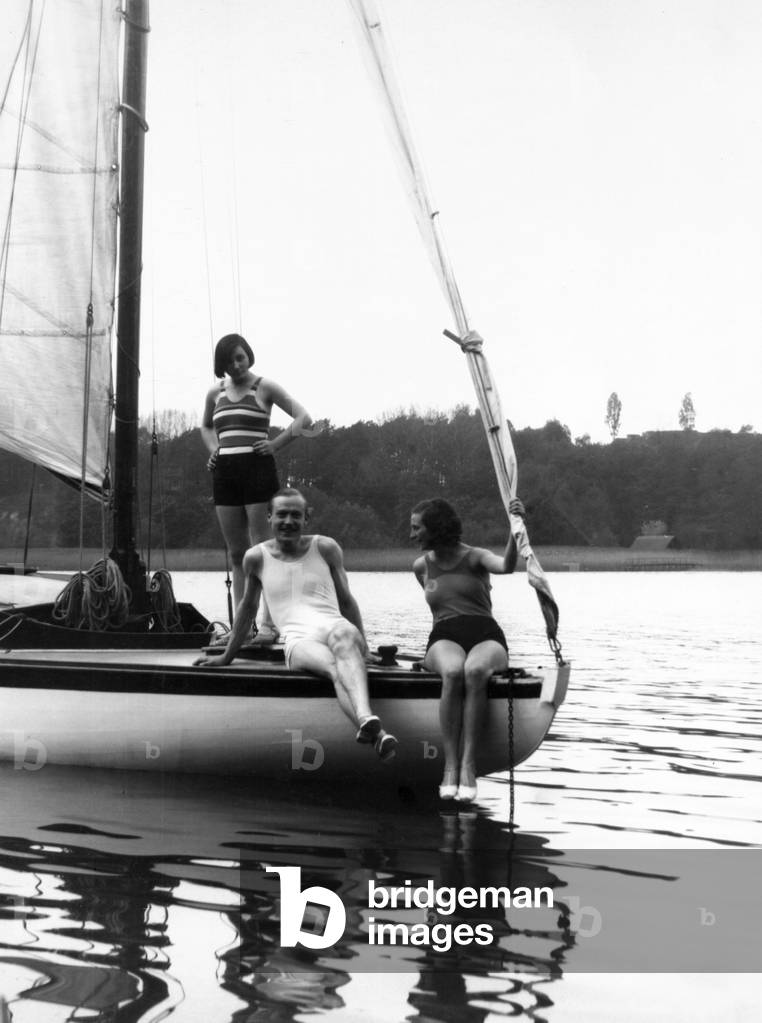 Bild von Fotografie "Hanna Knapp auf einem Segelboot (s/w Foto)", b/w