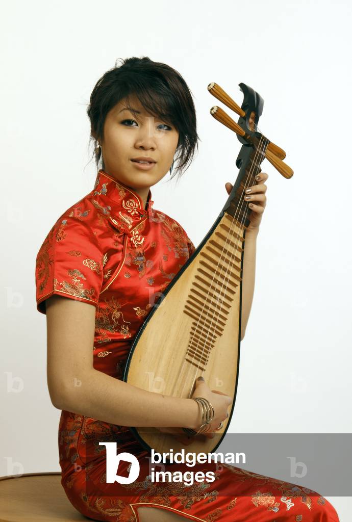 Chinesisches Mädchen spielt eine chinesische Pipa