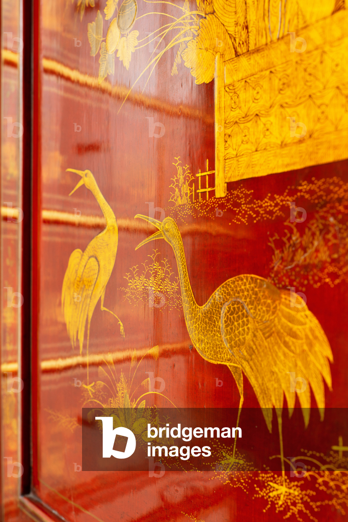 L'armadietto giapponese rosso George I attribuito a Gile Grendy espone i cassetti interni., 2021 (foto)