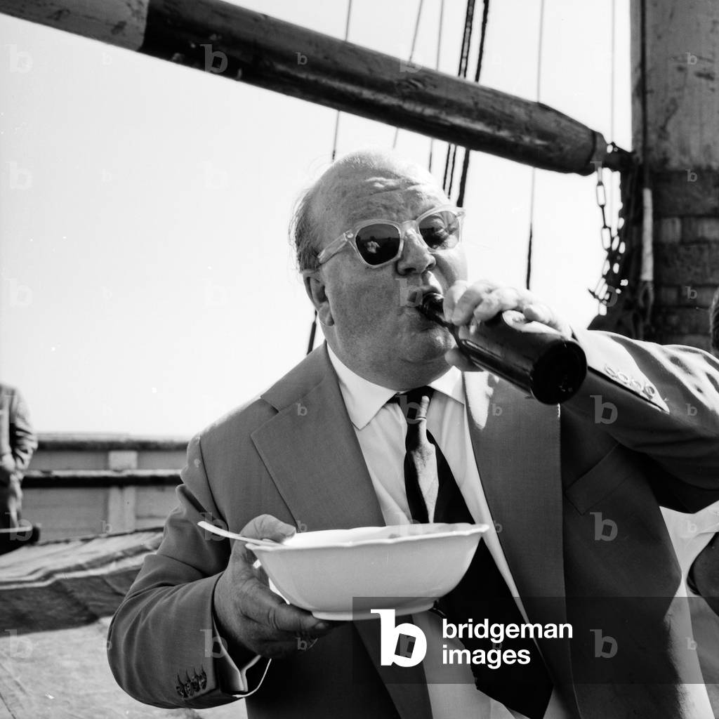 "Voyager und Sondergäste auf dem Polydorschiff „Heimweh“", b/w
