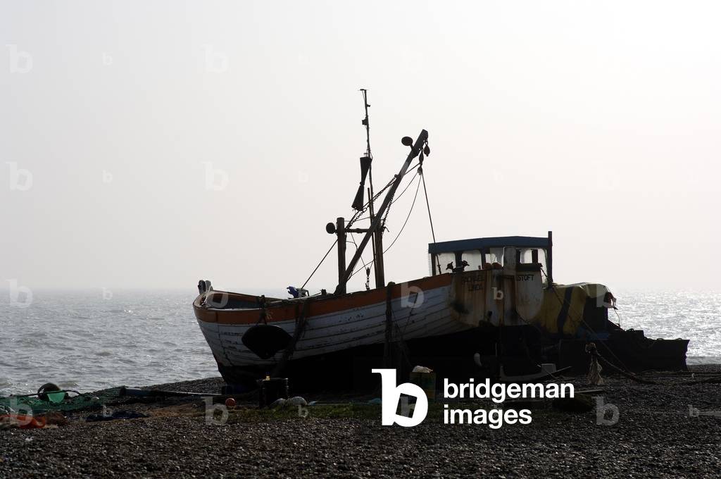 "Aldeburgh - vista sul mare con una vecchia barca da pesca sulla spiaggia nella città di Aldeburgh nella parte