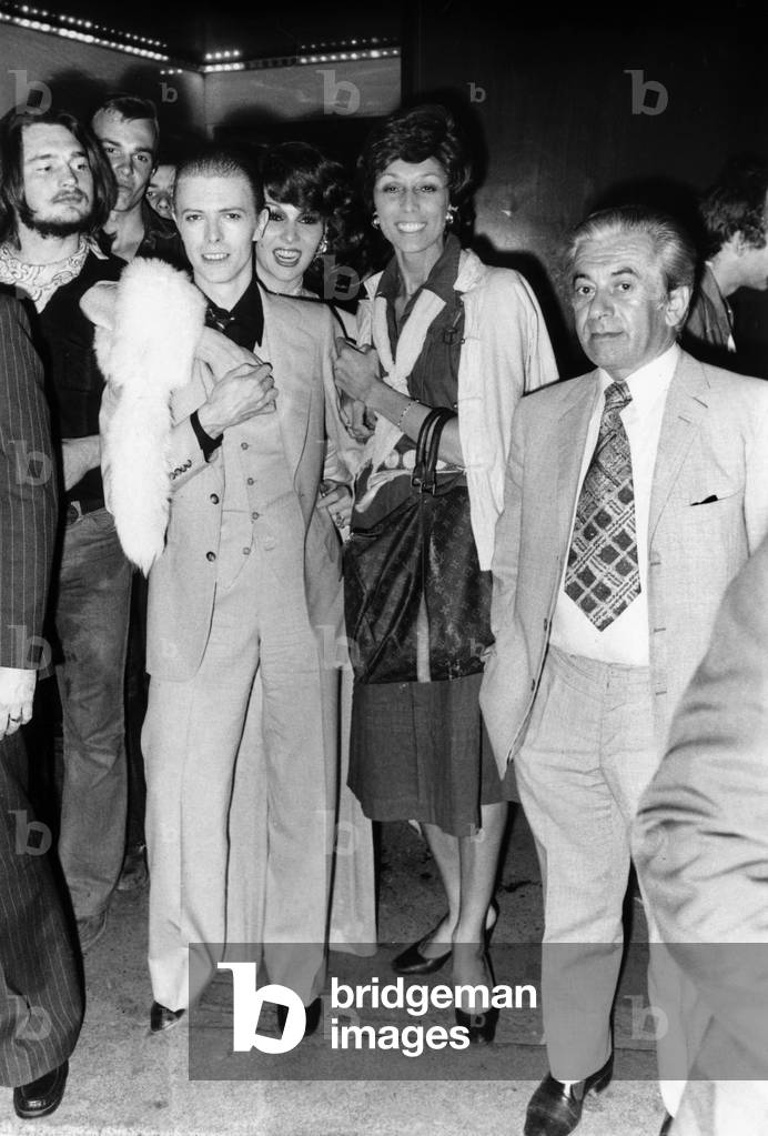 Sänger David Bowie im Pariser Kabarett Alcazar am 18. Mai 1976 (s/w Foto)