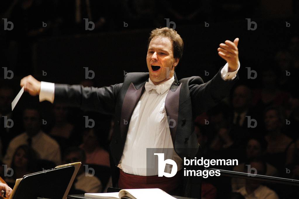 Sakari Oramo conducting with baton in Lucerne