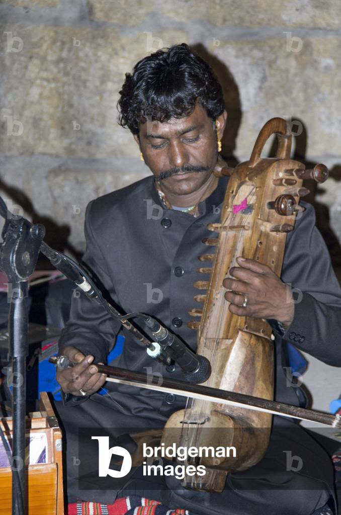 Il musicista rajasthani Barkat Khan suona un sarangi.