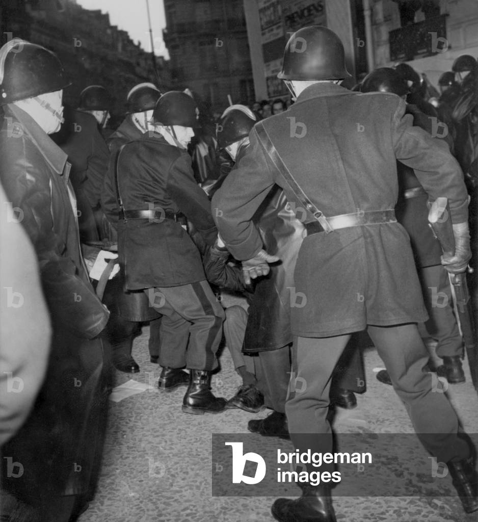 Immagine di Fotografia "Guardie bloccano l'accesso a Rue Courcelles a Parigi a causa della dimostrazione del C