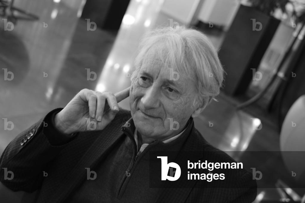 Portrait de Patrick Deville (photo noir et blanc 2019 par Sophie Bassouls