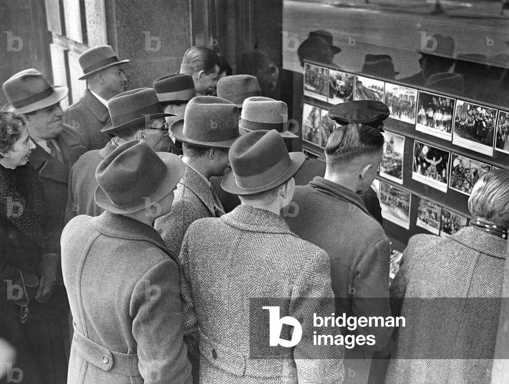 Image of Photography depicting Tracking the daily news at the Berlin Scherl publishing house 1939