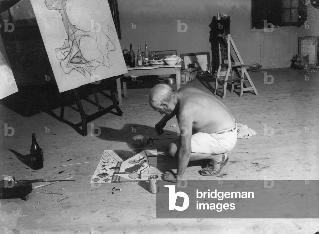 Bild von Fotografie "Pablo Picasso in seiner Werkstatt in Antibes" 1946 von Pablo Picasso, b/w