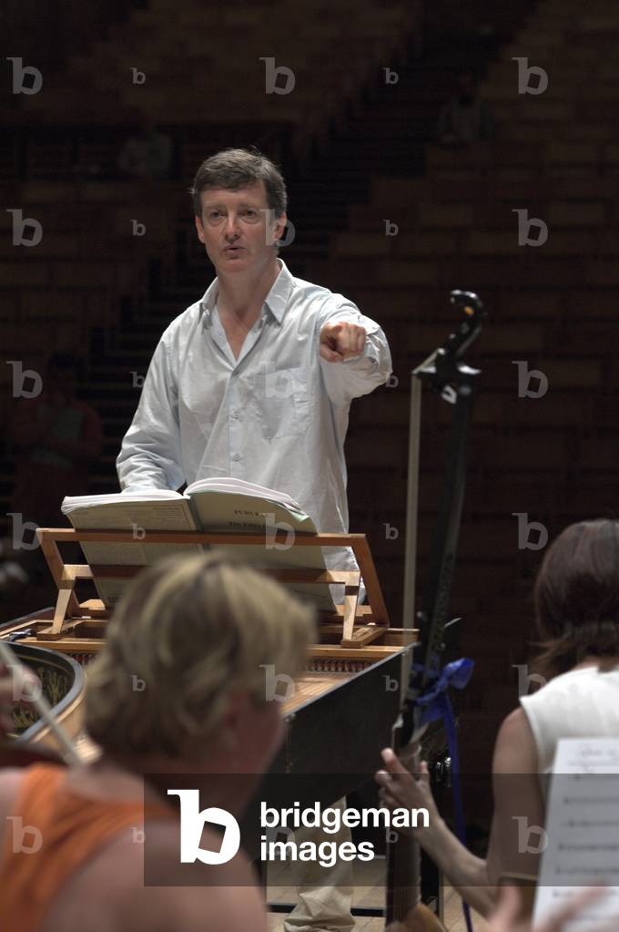 Harry Bicket - ritratto del direttore d'orchestra inglese che si esibisce con la Britten-Pears Orchestra a Pit