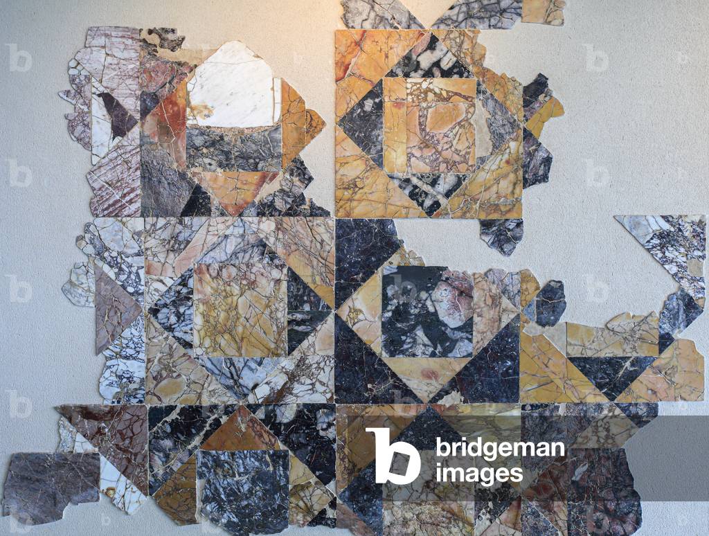 Pavimento in marmo in opus sectile da un monumento pubblico romano