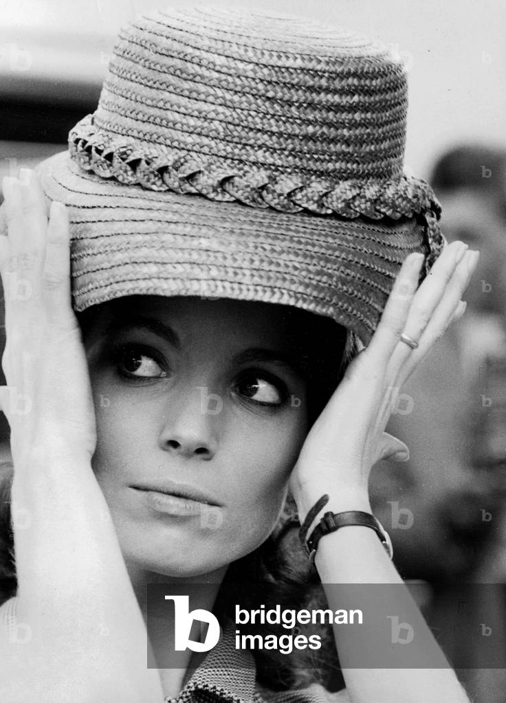 Elsa Martinelli trägt Strohhut während einer Drehpause, Mailand, 1962 (s/w Foto)