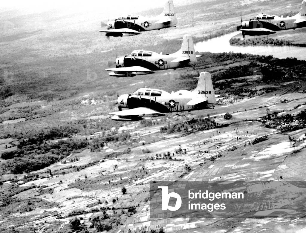 Immagine di Fotografia "Vietnam: gli aerei A-1E Skyraider del 34th Tactical Group" 1965, b/w