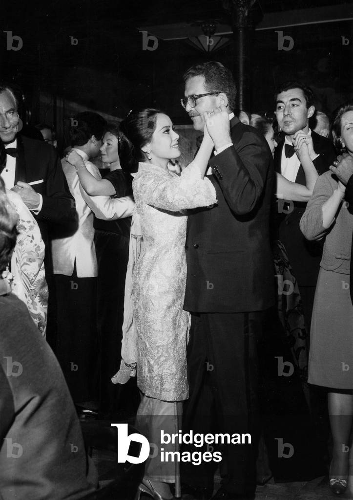 Frau Ratna Sari Dewi Soekarno und Baron Edmond De Rotschild tanzen im Maxim'S Restaurant, Paris, 8. Februar 19