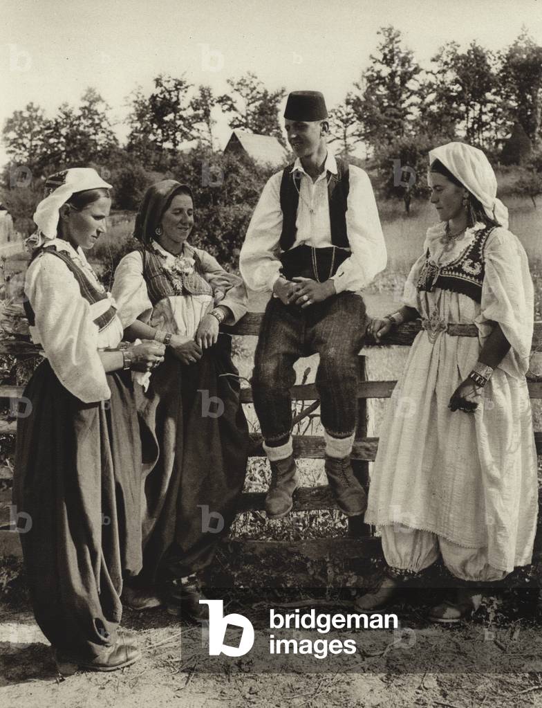 Immagine di Fotografia "Jugoslavia: Costumi indossati a Busovaca (foto b/n)" di Kurt Hielscher
