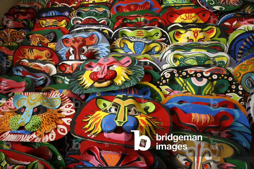 Una collezione di maschere di cartone, realizzata dagli studenti dell'Istituto di Belle Arti dell'Università d