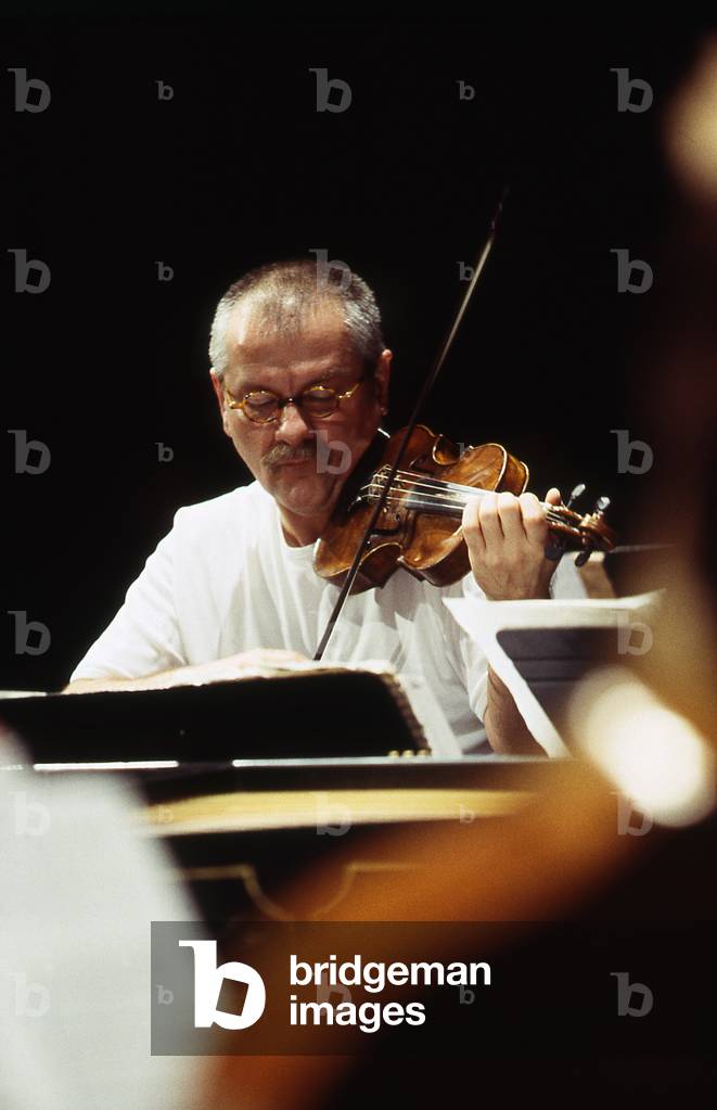 Image of Photography depicting Reinhard Goebel performing in Paris by Thierry Martinot