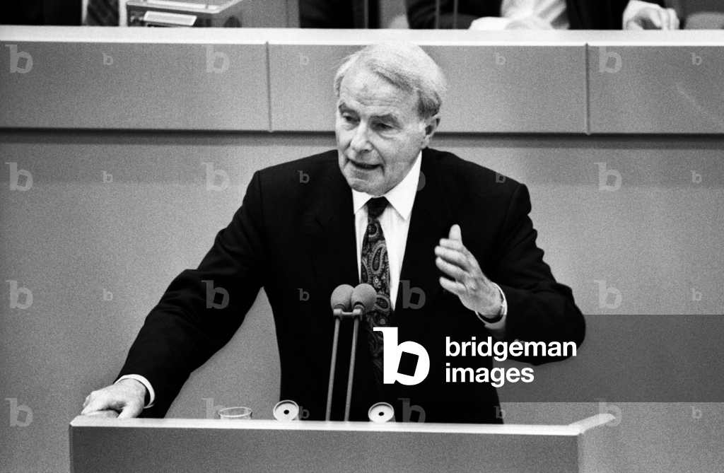 Alfred Dregger during speech on German unity, 1990 (photo)