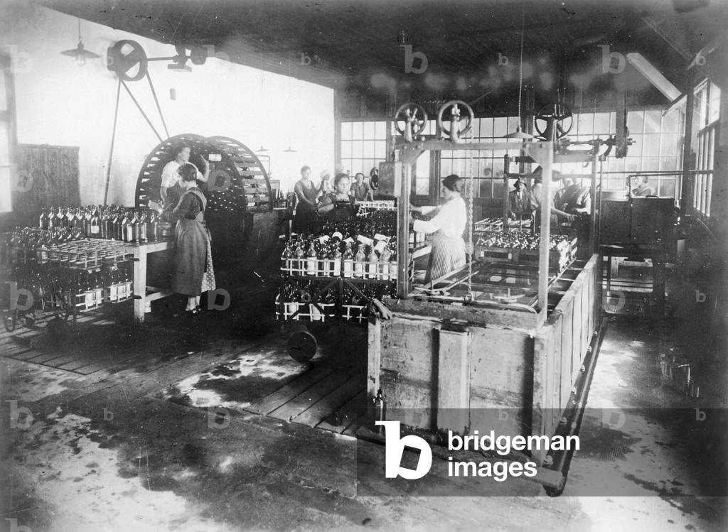 Immagine di Fotografia "Macchina per l'imbottigliamento del vino" 1928, b/w