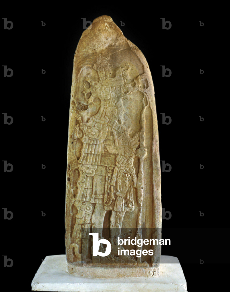 Stele di pietra raffigurante il sovrano maya Kan Boar che tiene un bastone o una lancia. Epoca classica Maya (