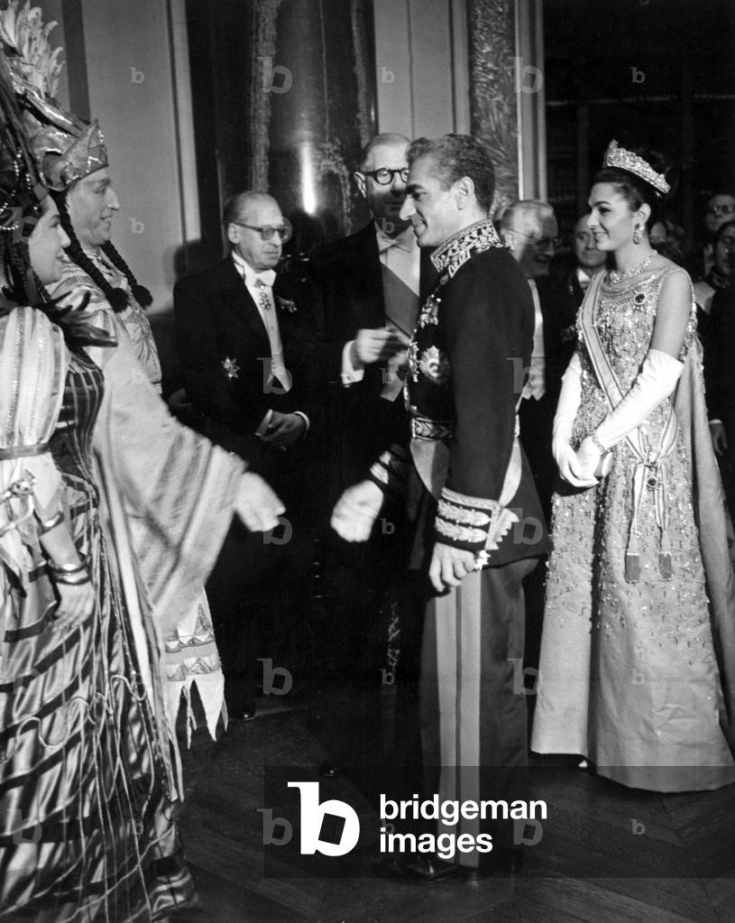 Farah Diba (Königin Farah Diba 3. Ehefrau von Shah Reza Pahlavi) an der Pariser Oper Mit ihrem Ehemann Chah au
