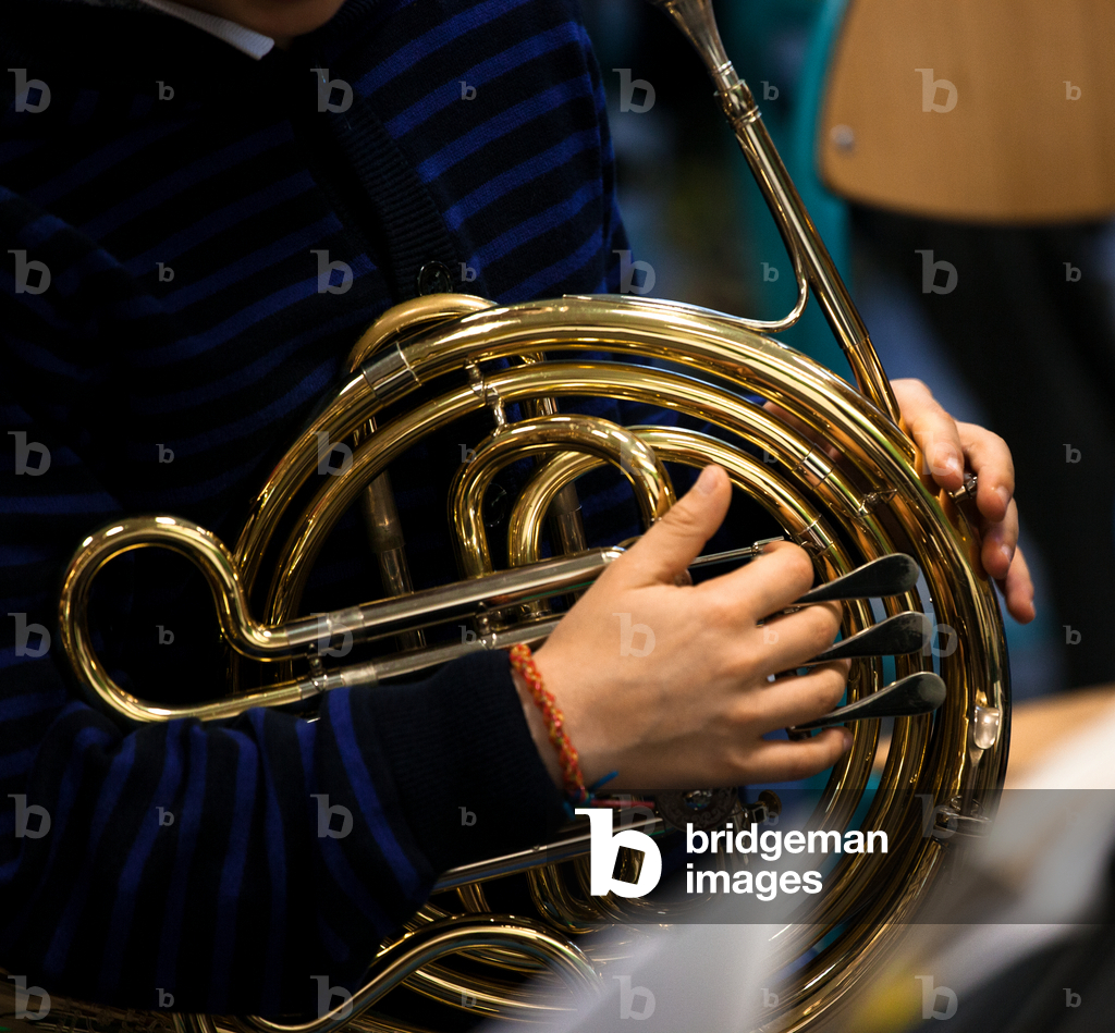 Image de Photographie représentant Un corniste manipule son instrument 2014 par Bernard Bonnefon