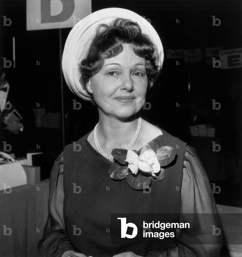 L'actrice française Paulette Dubost à la Foire du livre des écrivains vétérans, Paris, 24 avril 1968 (photo b/
