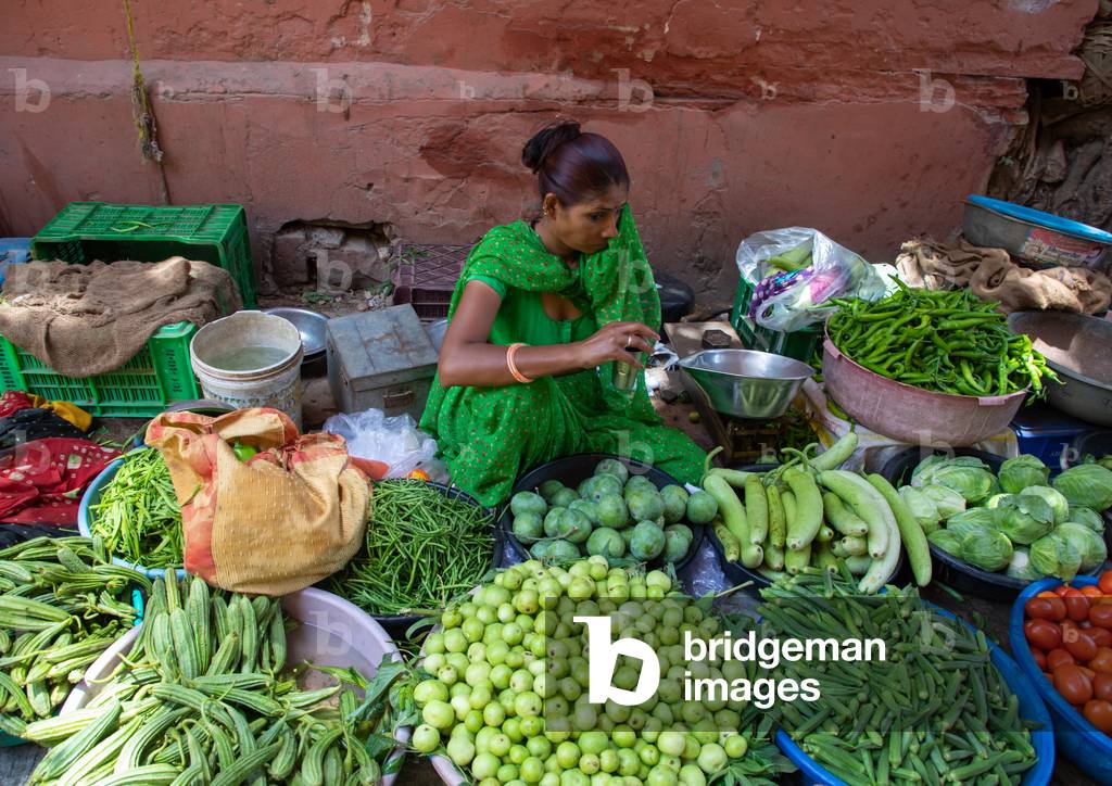 Immagine di Fotografia "Donna indiana che vende frutta e verdura in un mercato" 2019