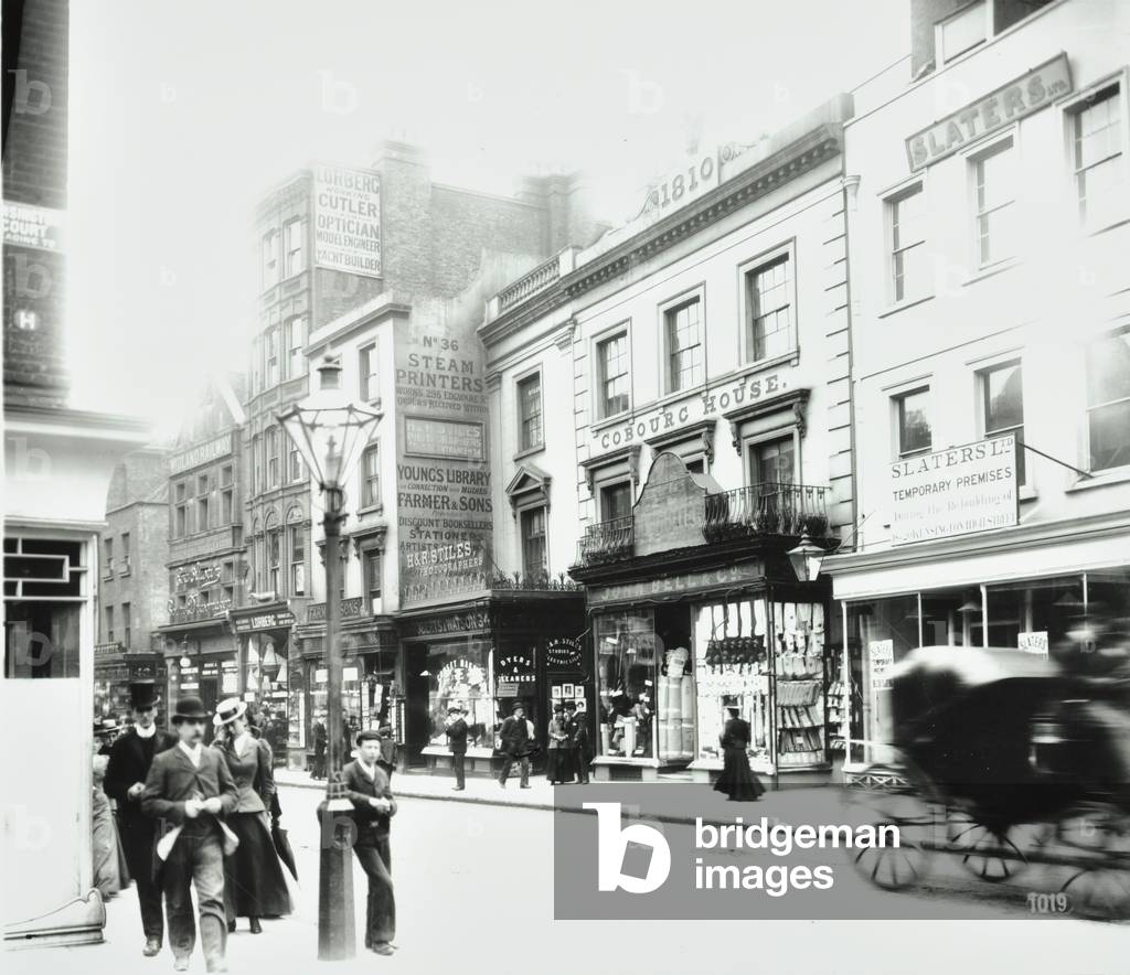 30-42 Kensington High Street: fronti del negozio/scena di strada, 1900 (foto in b/n)