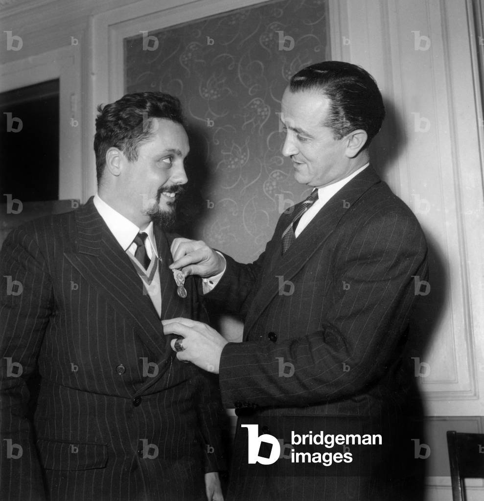 Il 25 gennaio 1953, Alain Bombard riceve la medaglia d'oro per l'educazione fisica e lo sport da Jean Masson, 