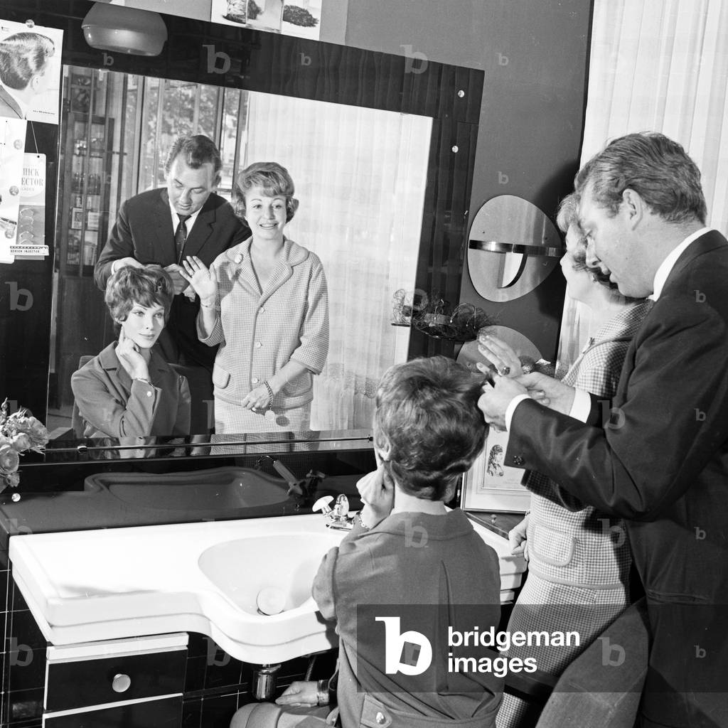 Parrucchiere Dietrich Haak al lavoro ad Amburgo, Germania anni '60
