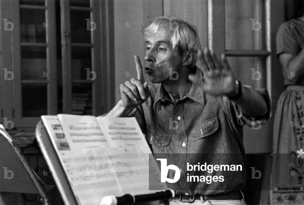 Michel Deville bei den Dreharbeiten zu "La Petite Bande" 1982 (Foto)