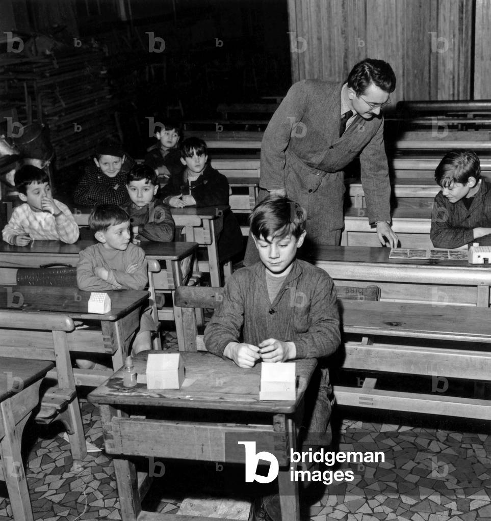 Immagine di Fotografia "Scolari con la loro insegnante a Parigi l'11 novembre 1957 (foto)" 1957, b/w