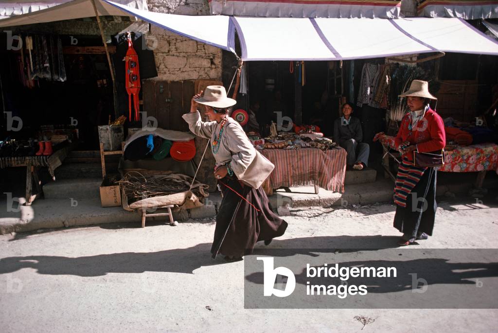 "Le donne tibetane nella piazza principale di Lhasa (foto)"