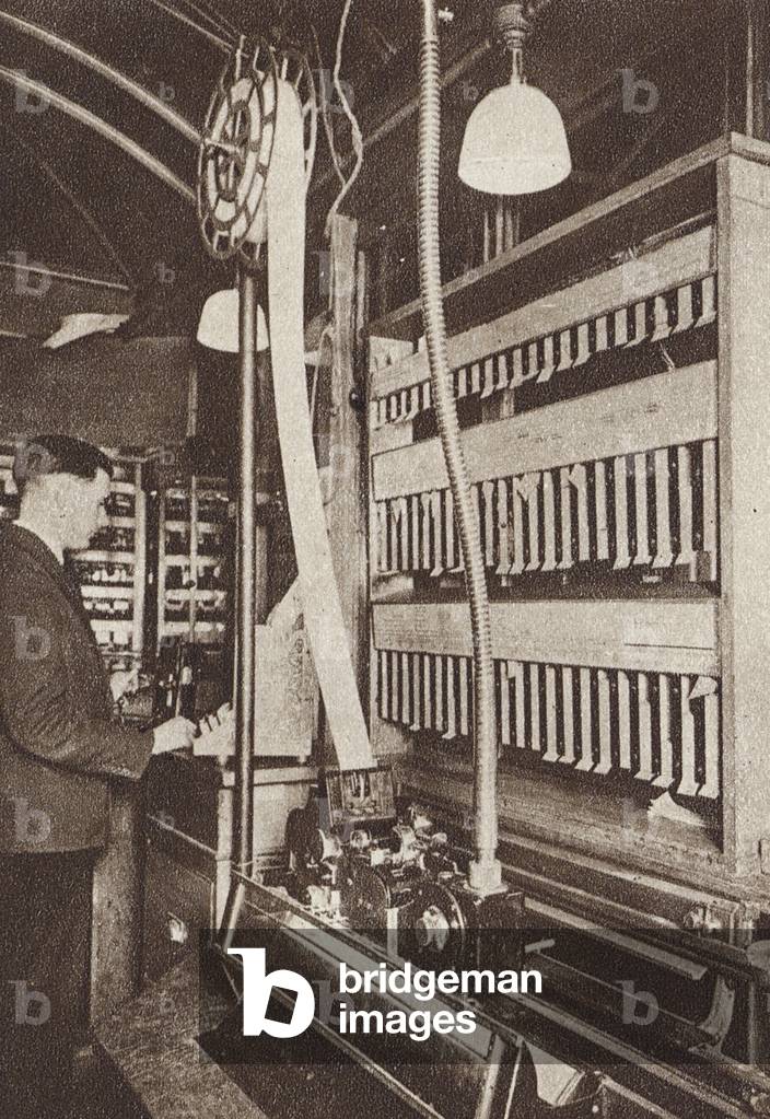 Image de Photographie représentant Imprimante de billets électrique dans le métro de Londres (photo noir et bl