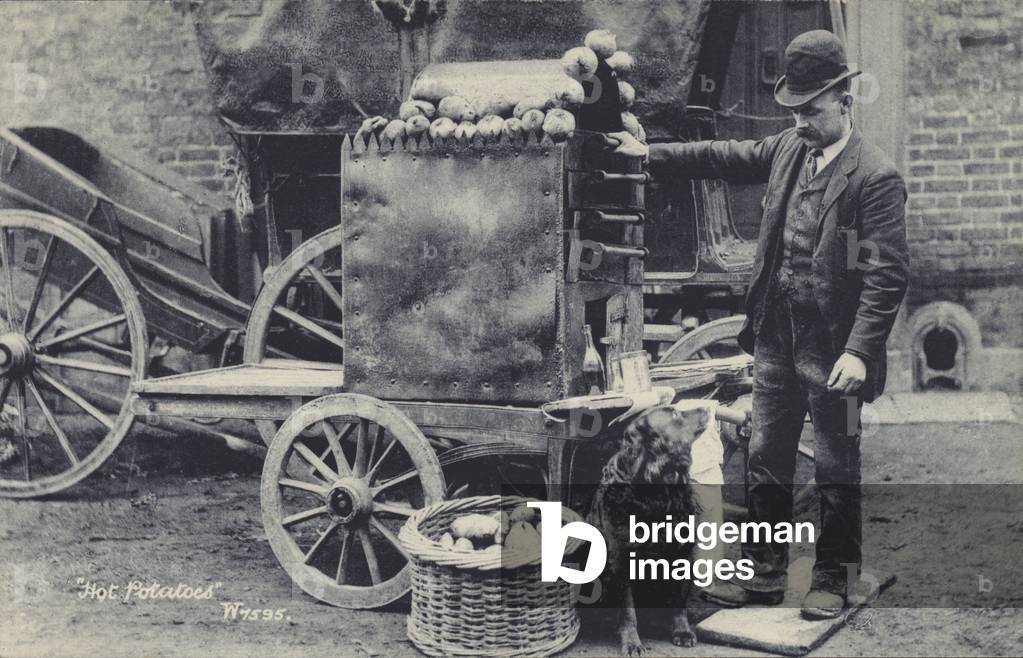 Venditore di patate calde (foto in b/n)