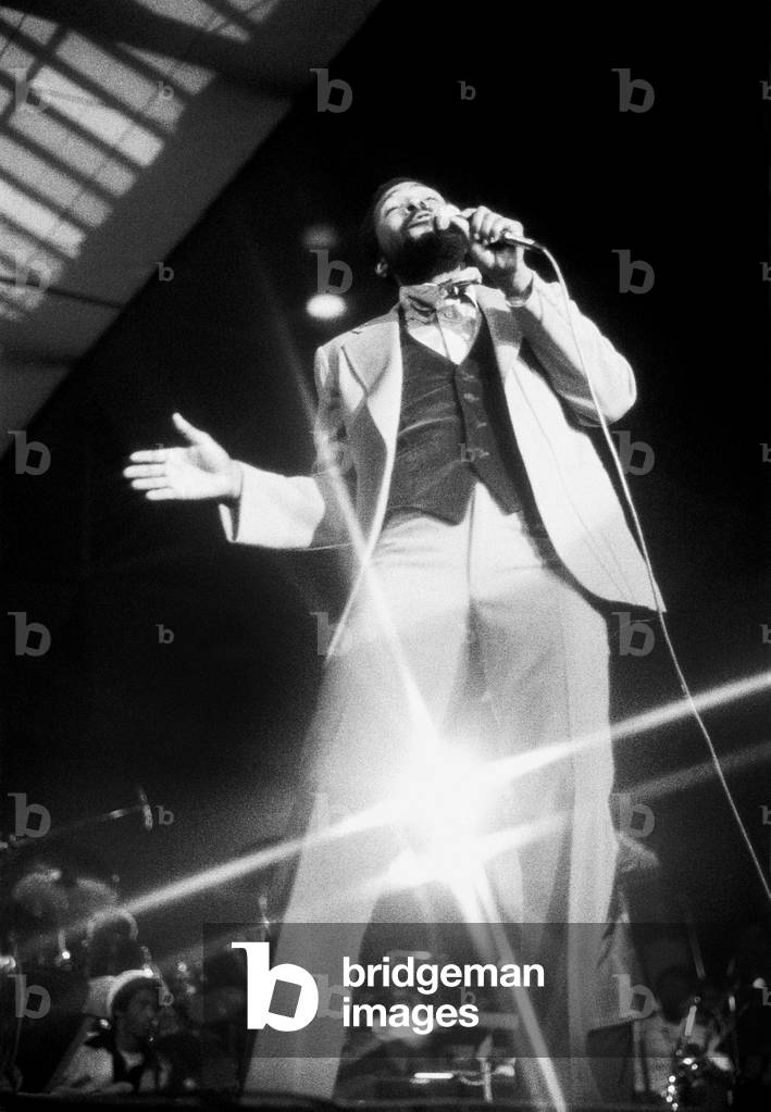 Immagine di Fotografia "Marvin Gaye si esibisce alla Bingley Hall di Birmingham" 1976 di Odile Noel, b/w