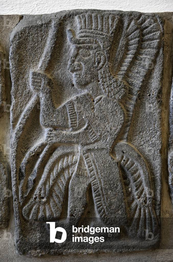 "Cultura halaf. (ca. 6000-5300 a.C.). Siria. Ortostatico. Dio alato. Tell Hall. IX secolo a.C."